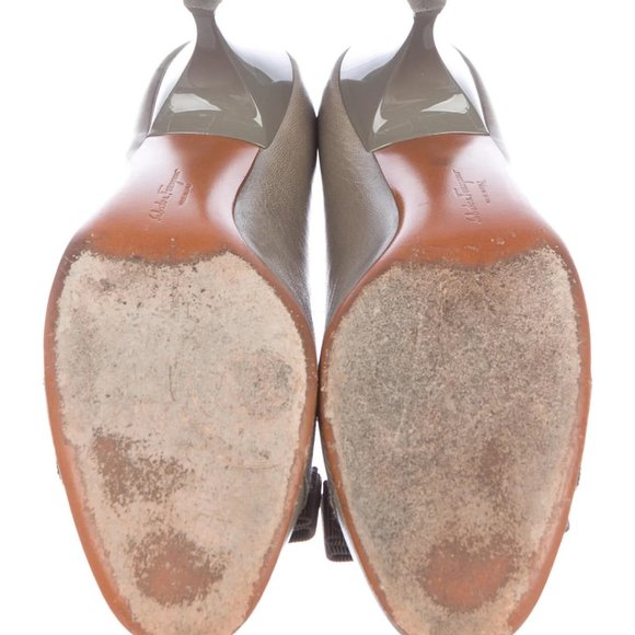 Salvatore Ferragamo Vara Bow Accent Leather Pumps - Picture 5 of 5